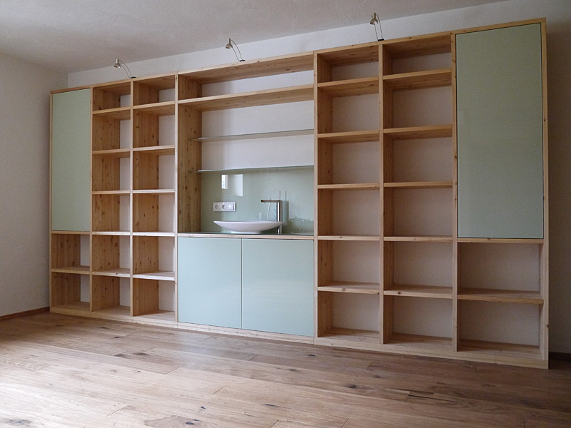 Wandverbau mit Regalen – Elias Ulrich ökologischer Möbelbau nach Mass